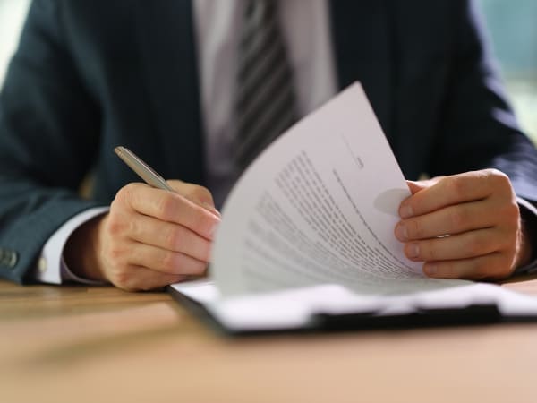 Administradora de condomínios BH: equipe da Condosíndicos analisando prestação de contas e contratos